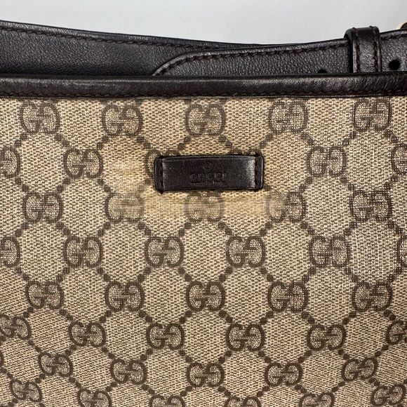 Authentic Gucci GG Supreme Messenger Bag 388924 - Picture 6 of 8